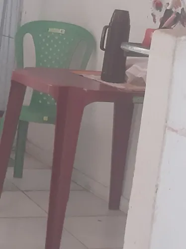Três cadeiras e uma mesa