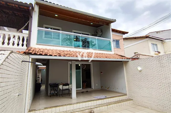 casa de condomínio na Freguesia, com 02 quartos, suíte, quintal