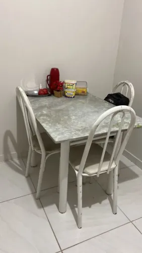 Mesa de mármore com 3 cadeiras