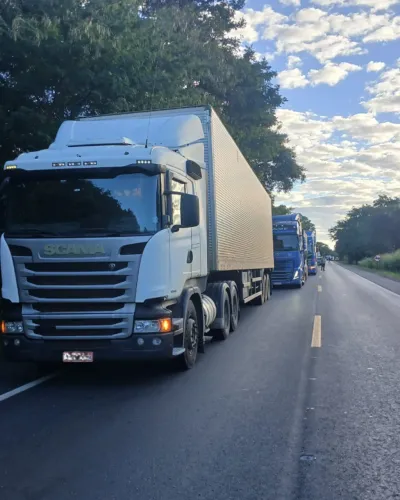 SCANIA R400 2014 AUTOMÁTICA + CARRETA BAÚ RANDON 2015