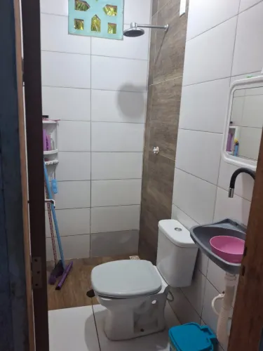 Vende-se terreno com duas casas