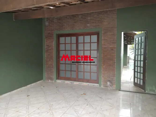 CASA COM OTIMA LOCALIZAÇÃO - PROXIMO A SUPERMERCADO E AVENIDA PRINCIPAL