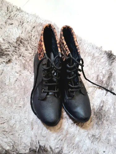 Bota coturno preta n. 37 com detalhe oncinha 