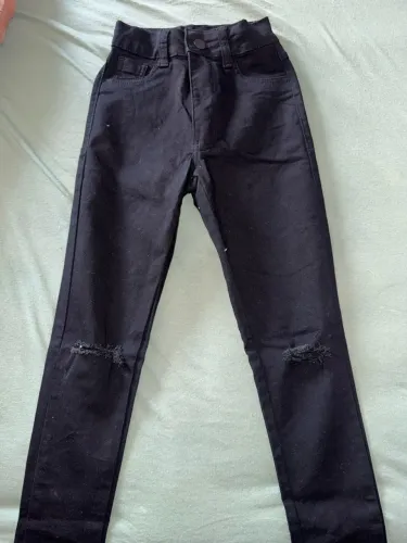 CALÇA SKINNY PRETA COM RASGOS NO JOELHO