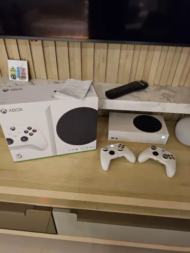 XBOX SERIES S 512gb - 2 CONTROLES - IMPERDÍVEL!