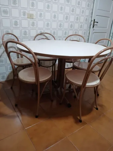 Jogo de mesa com 6 cadeiras