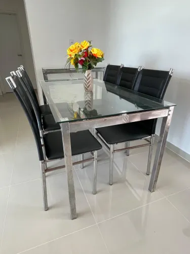 Mesa tubular cromada com tampo de vidro com 6 cadeiras e aparador