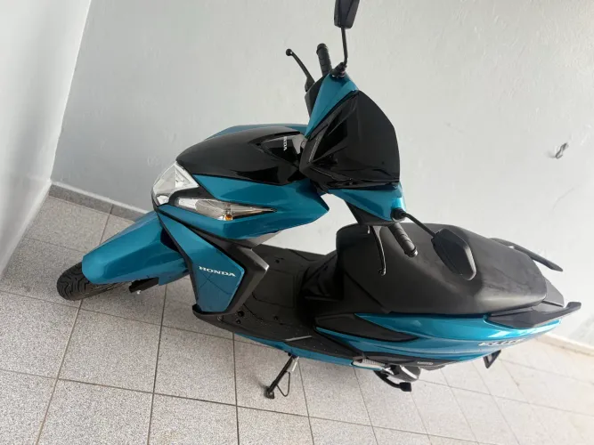 Vendo motoneta Honda elite ano 2024 modelo 2025 , documentação tudo ok já vai com capacet
