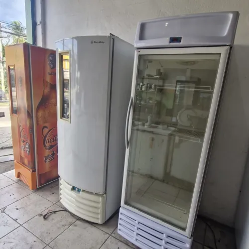 Expositoras / Cervejeira e Freezer da Kibon todo original e sadia de congelamento vertical