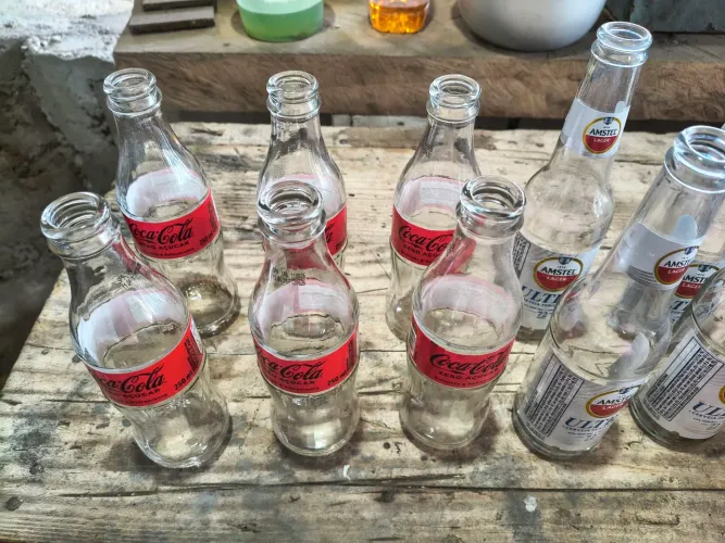 Garrafas de vidro Coca-Cola e Amstel