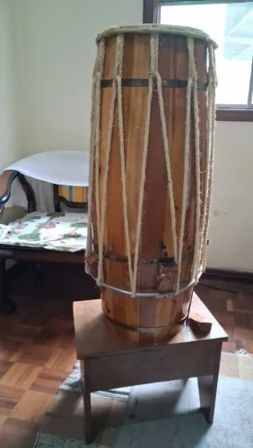 Atabaque rumpi afinação de corda.