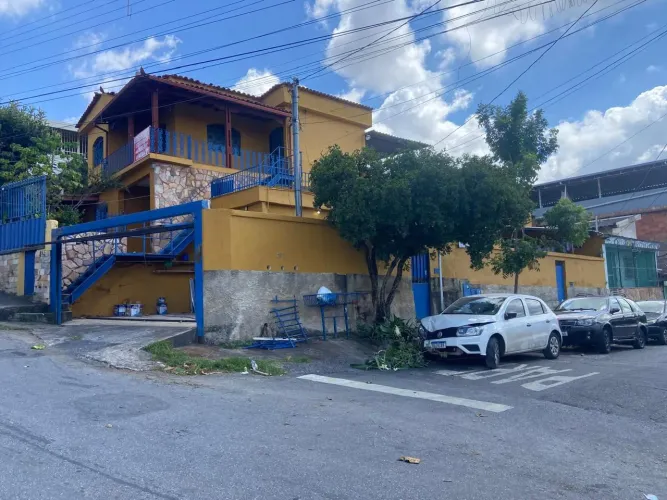 4 casas rendendo 10 mil reais por mês de aluguel .