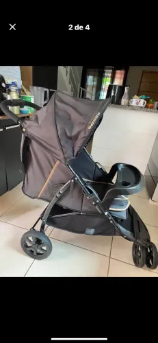 Carrinho de bebê com bebê conforto