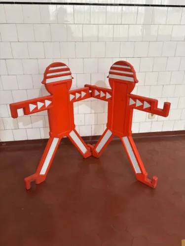 02 bonecos de sinalização com faixa refletiva