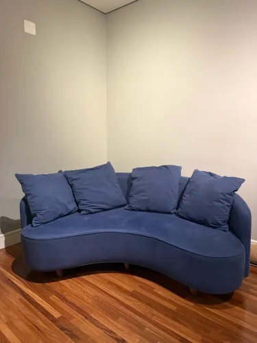 Sofá Líder curvo azul - design orgânico + almofadas