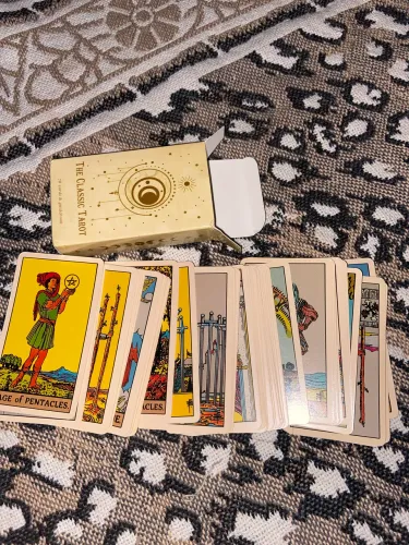 Vende-se baralho de tarot nunca usado