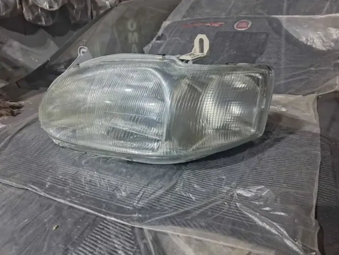 Farol Escort Zetec 1997/2002 lado esquerdo vidro