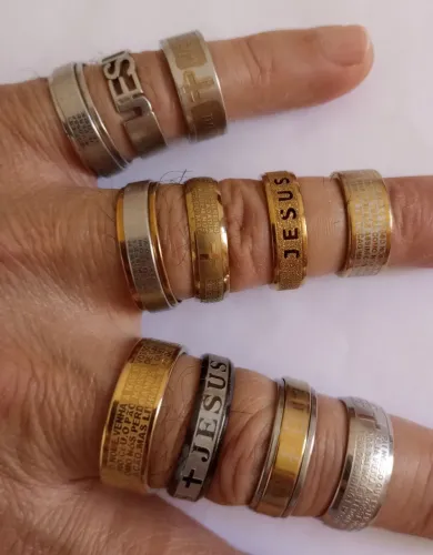 Anéis e alianças com temas religiosos