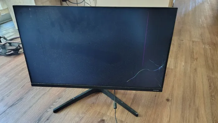 Um monitor com tela quebrada. Um funcionando bem e uma impressora hp