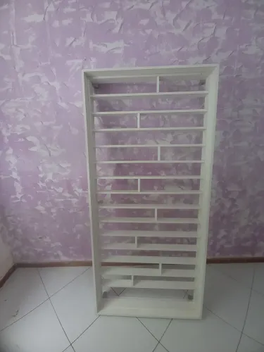 Cama  com rodinhas deslizantes .
