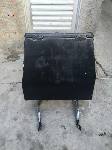Baú de fibra já com suporte 140L