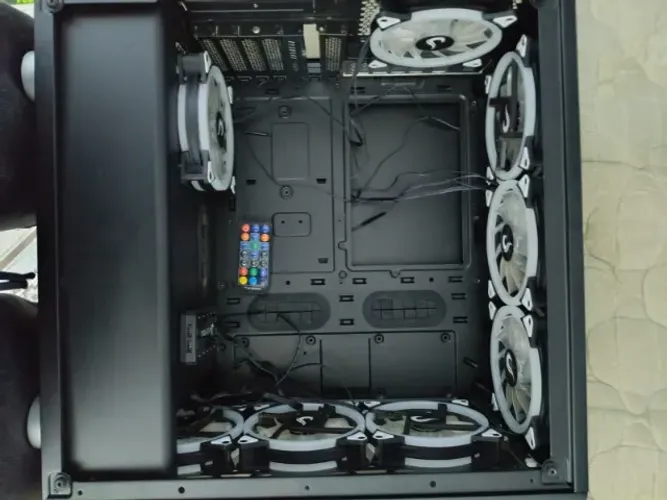 Gabinete Corsair 465x Com 7 ventoinhas RGB com controladora
