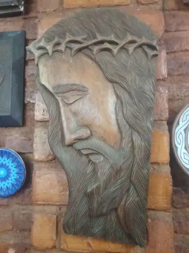 Linda arte sacra entalhada em madeira