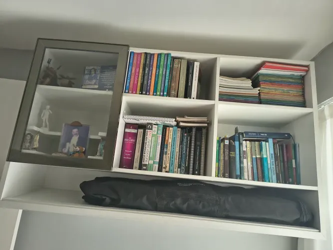 Armário suspenso para livros