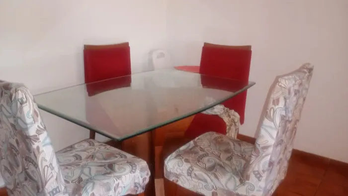 Conjunto mesa de vidro quadrada + 4 cadeiras estofadas.