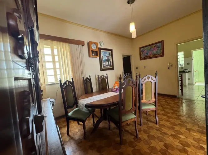 Casa à venda - 229m² - 4 quartos - 2 banheiros - 1 Vaga de garagem - Vila Flores - Franca 