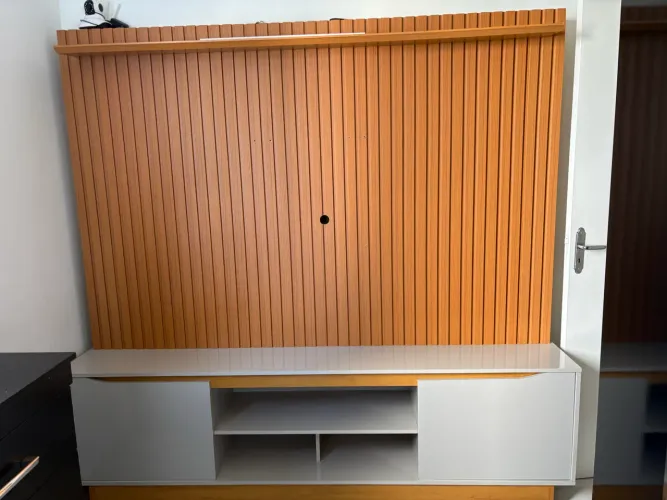 Lindo rack com painel