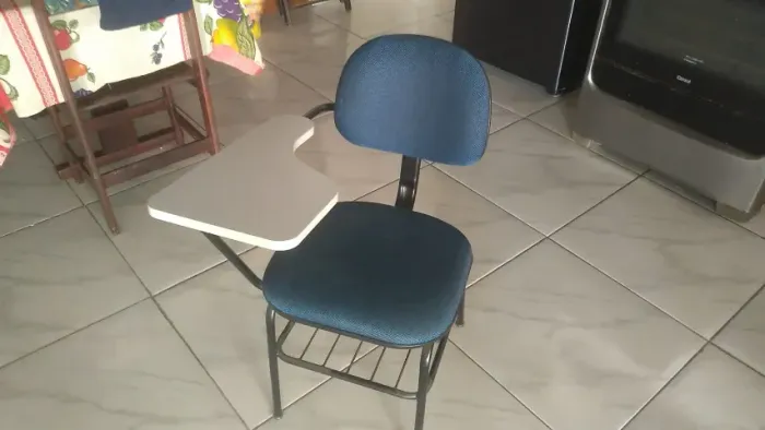 9 Carteiras escolares com braço, estofado e estrutura de ferro - R$ 300,00 Unid