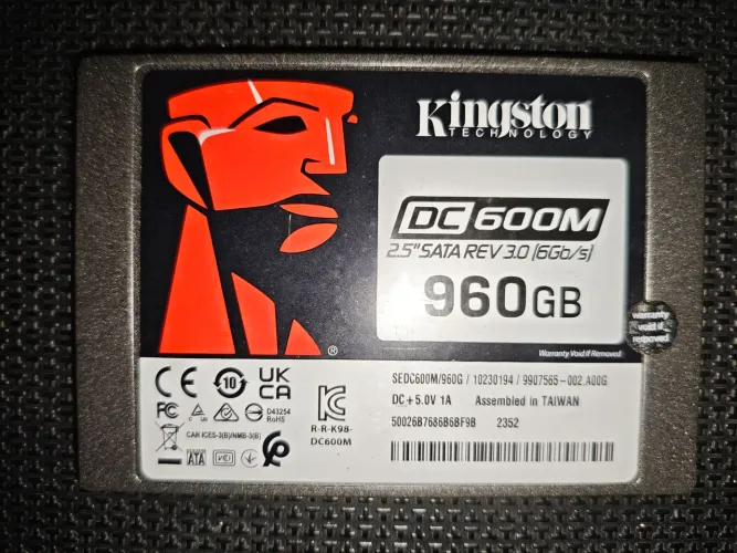 SSD Kingston DC600M de 960 GB