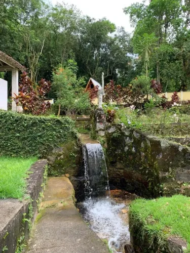 ISÍTIO À VENDA EM MAGÉ | 2.207 M² | DUAS CASAS, 4 QUARTOS E CACHOEIRA NA PROPRIEDADE