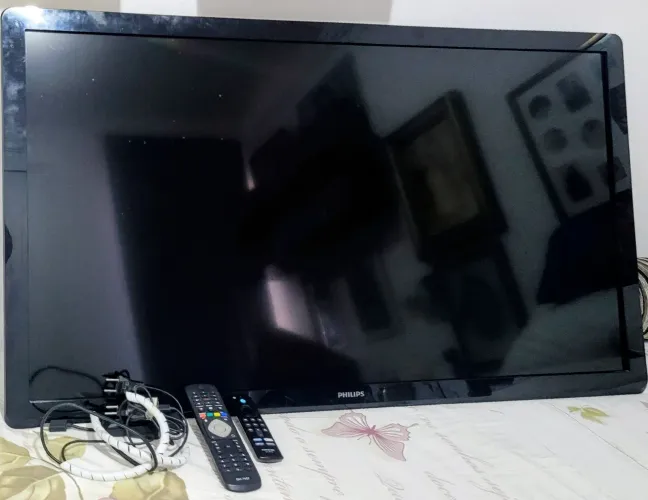 TV PHILIPS 47' COM PEQUENO DEFEITO