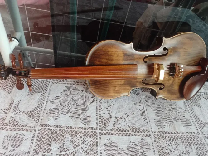 Violino nhureso, artesanal ano 2024