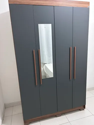 Guarda Roupa Solteiro Com Espelho, bem espaçoso , 4 portas 2 gavetas e 2 cabideiros