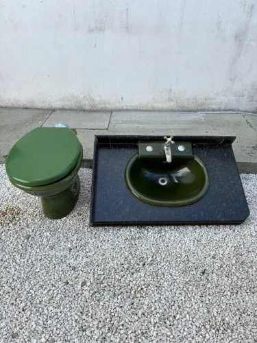 Conjunto de pia com mármore e vaso sanitário verde