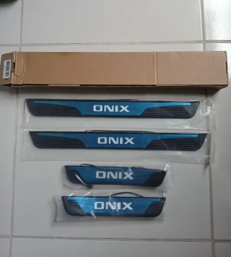 Kit Soleira 4 Portas Aço Inox Led Azul Chevrolet Onix 2014 a 2019