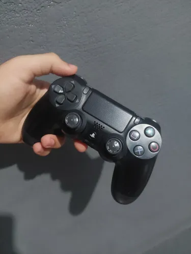 Vendo ou troco controle de ps4 original funcionando perfeitamente somente o R1 q não