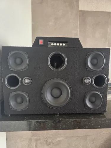 Caixa de som bluetooth (não tem bateria, direto na tomada, tensão 127v)