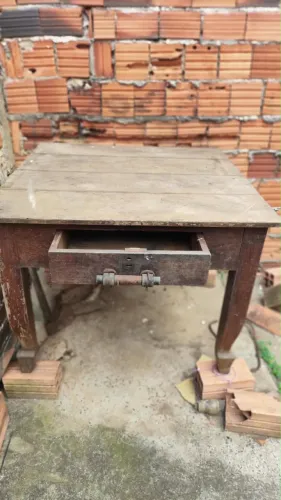 Mesa de Madeira Antiga