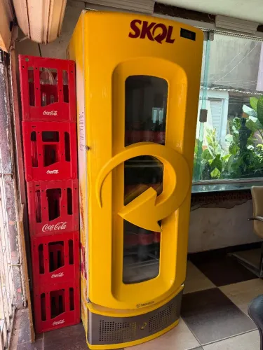 Freezer expositor ca 80 garrafas de 2 litros de refrigerantes vendo também 30 engradados
