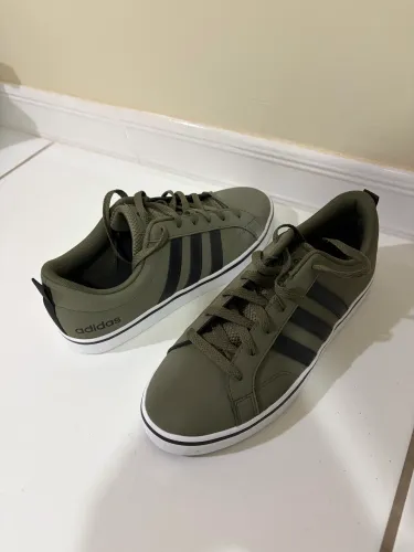 Tênis Adidas cor oliva novo 