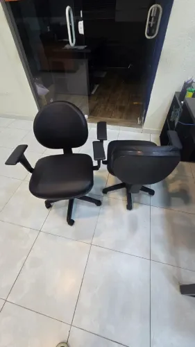 1 Cadeira Executiva Plus braços reguláveis, mecanismo Backplax, 5 rodízios. Possuo 18X