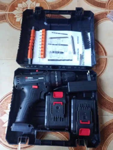 Furadeira e Parafusadeira com Maleta e varios acessórios