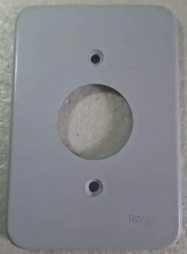 Placa Espelho 4x2 1Tomada Redonda Radial Pollar/ Usada