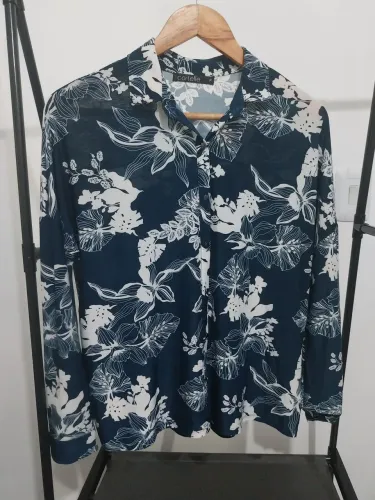 Camisa feminina cortelle azul marinho e branca