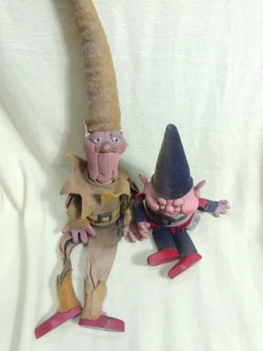Dois bonecos duendes alemdalenda.