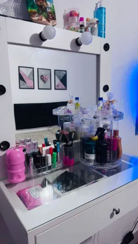 Peteadeira suspensa, com uma gaveta espelho e luz. Em perfeito estado 